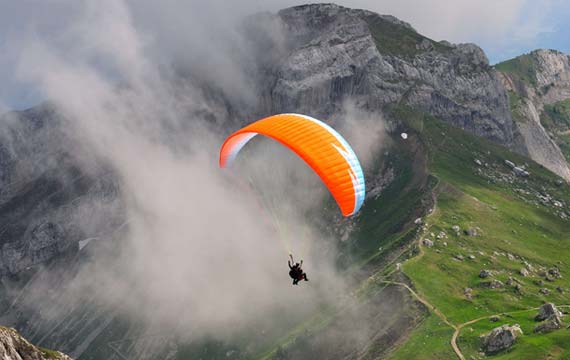 paragliding in dharamsala himachal